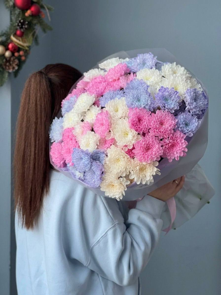 Моно-букет из разноцветных кустовых хризантем